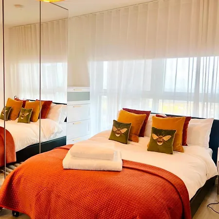 Stylish Two Bedroom Flat With Balcony Views And Free Parking